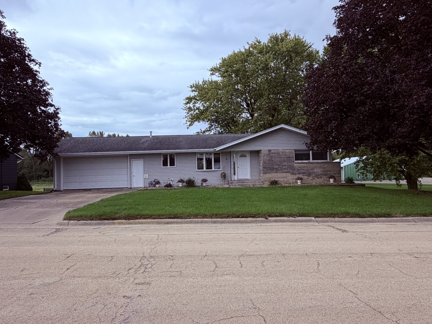 4 Genesee Court Property Photo 1
