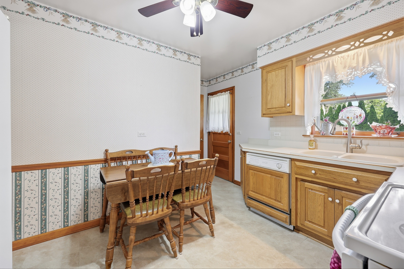 422 W Larkdale Lane Property Photo 4