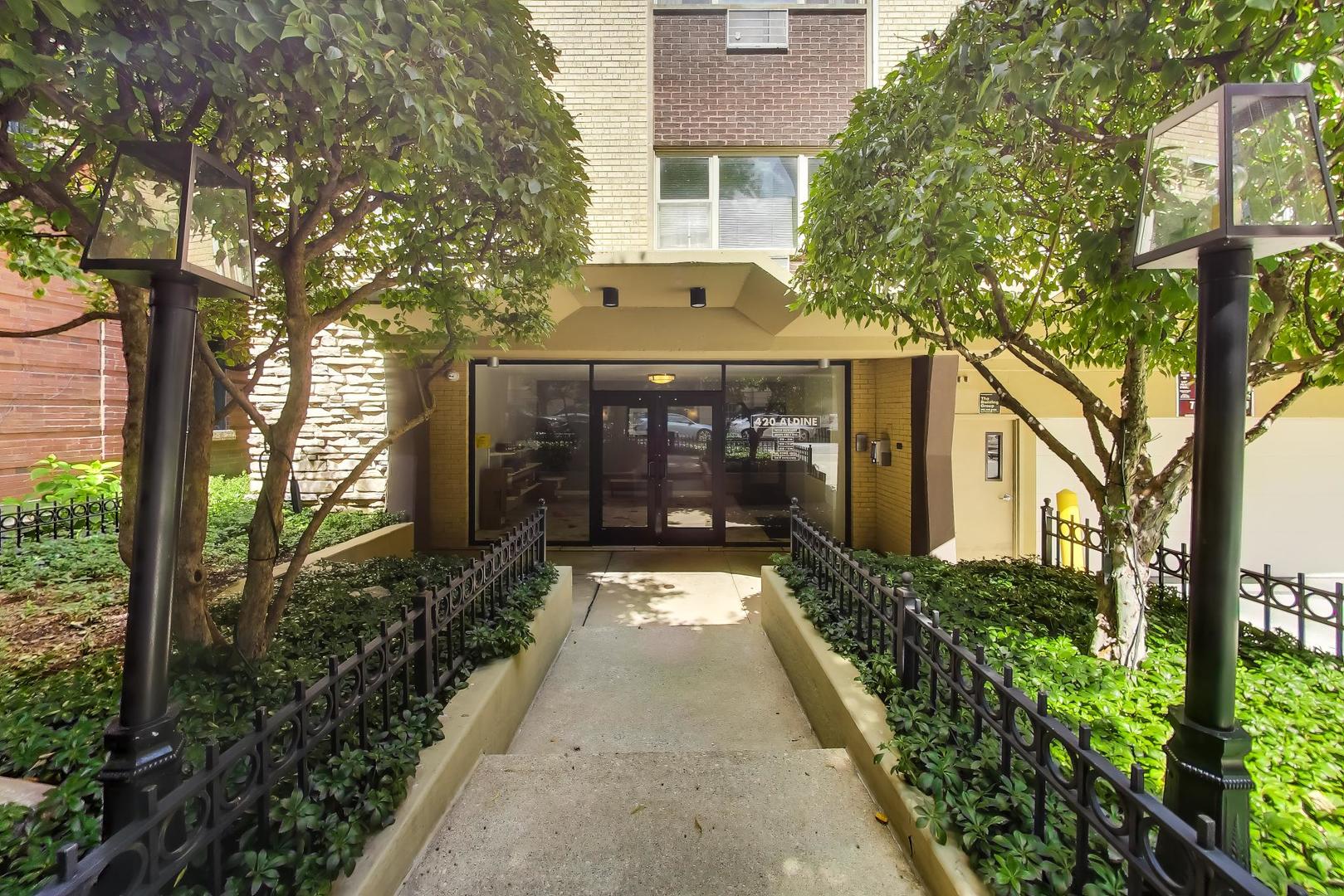 420 W Aldine Avenue 228 Property Photo 2