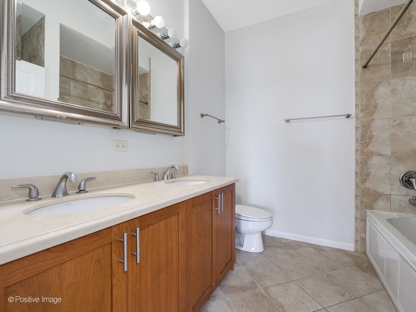 6015 N Mozart Street 304 Property Photo 17
