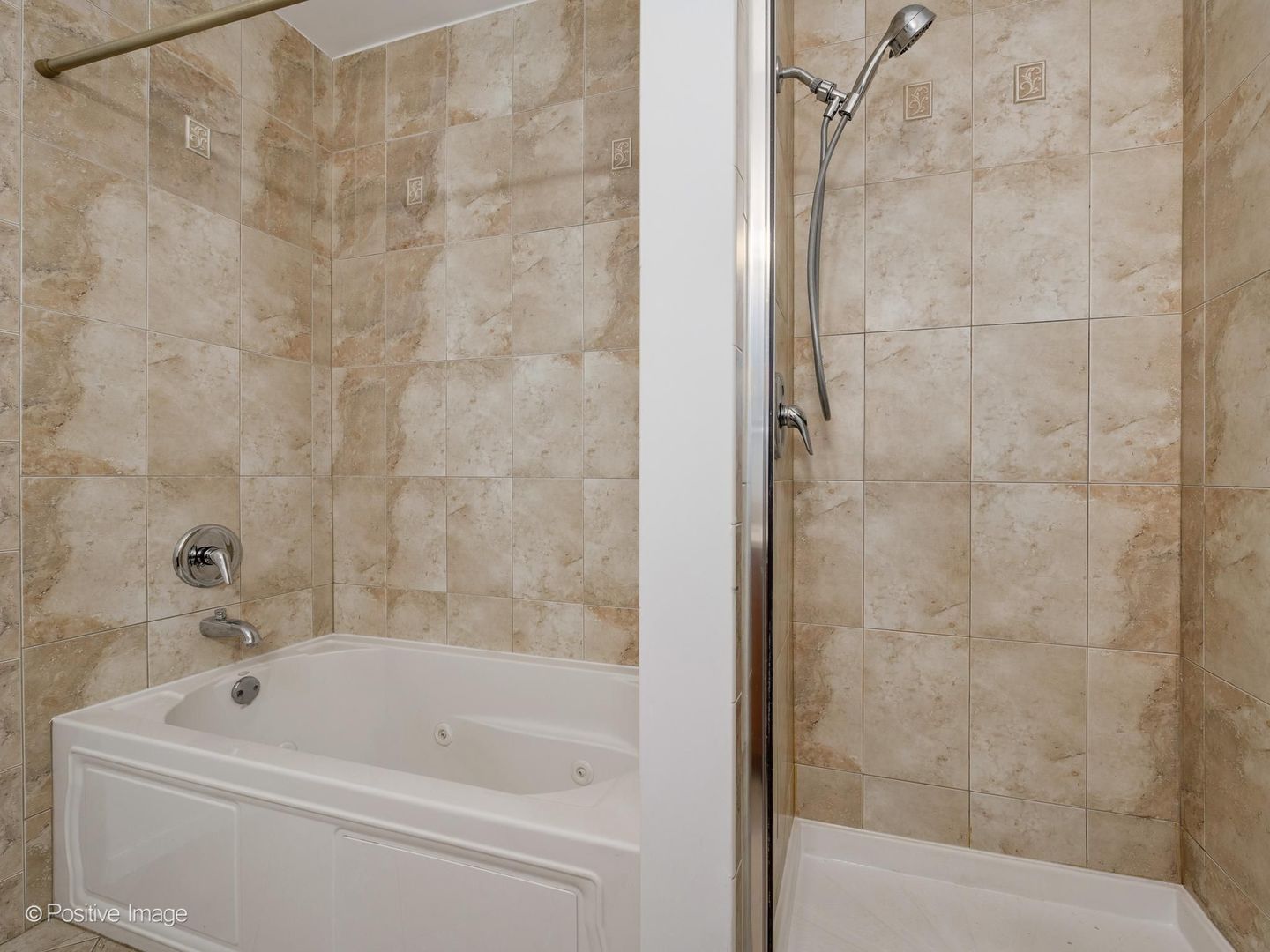 6015 N Mozart Street 304 Property Photo 18