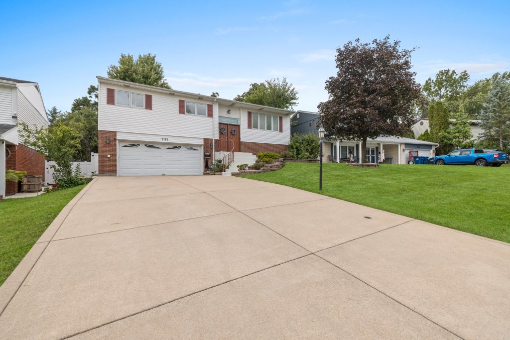 9121 Forest Drive Property Photo 1