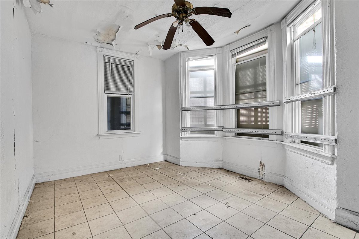 912 W 87th Street Property Photo 3