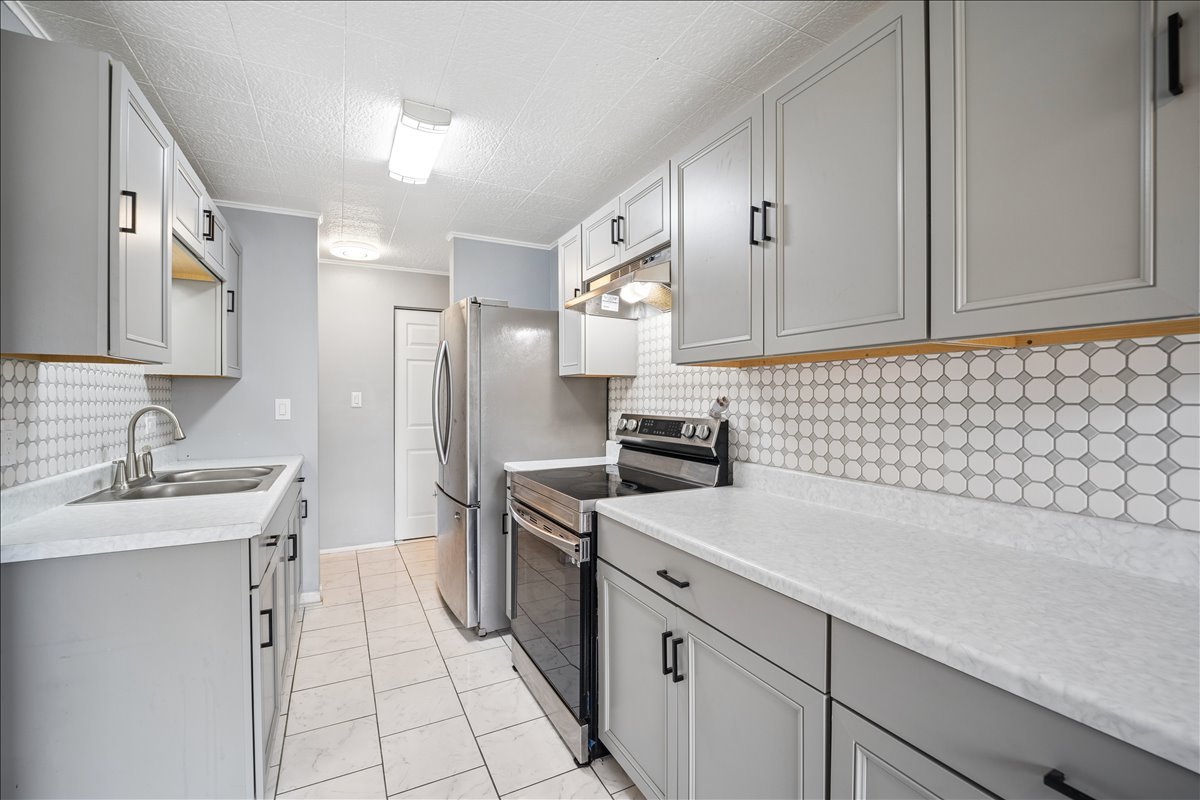 681 Elmhurst Road C Property Photo 4