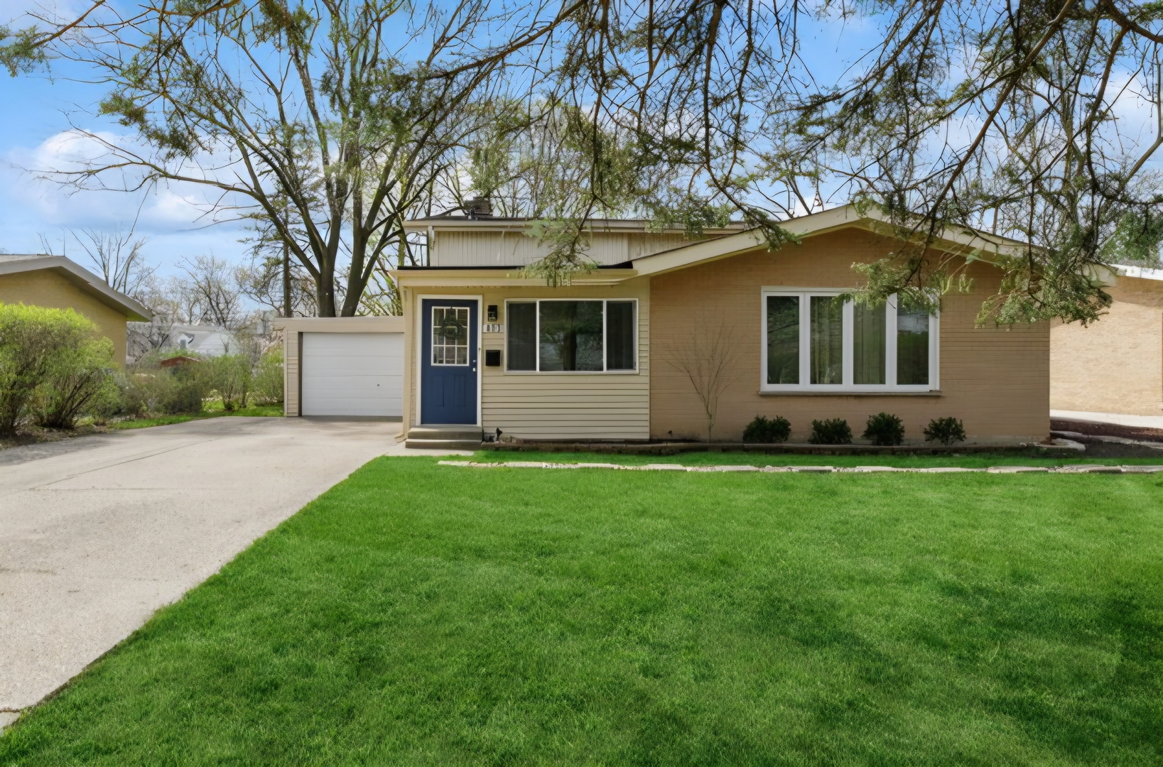 403 E Lake Avenue Property Photo 1
