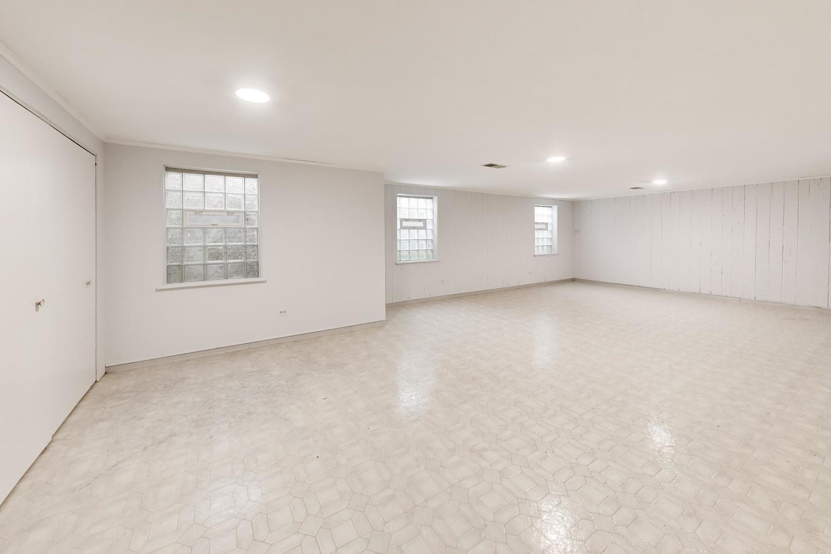 5801 N Lansing Avenue Property Photo 26