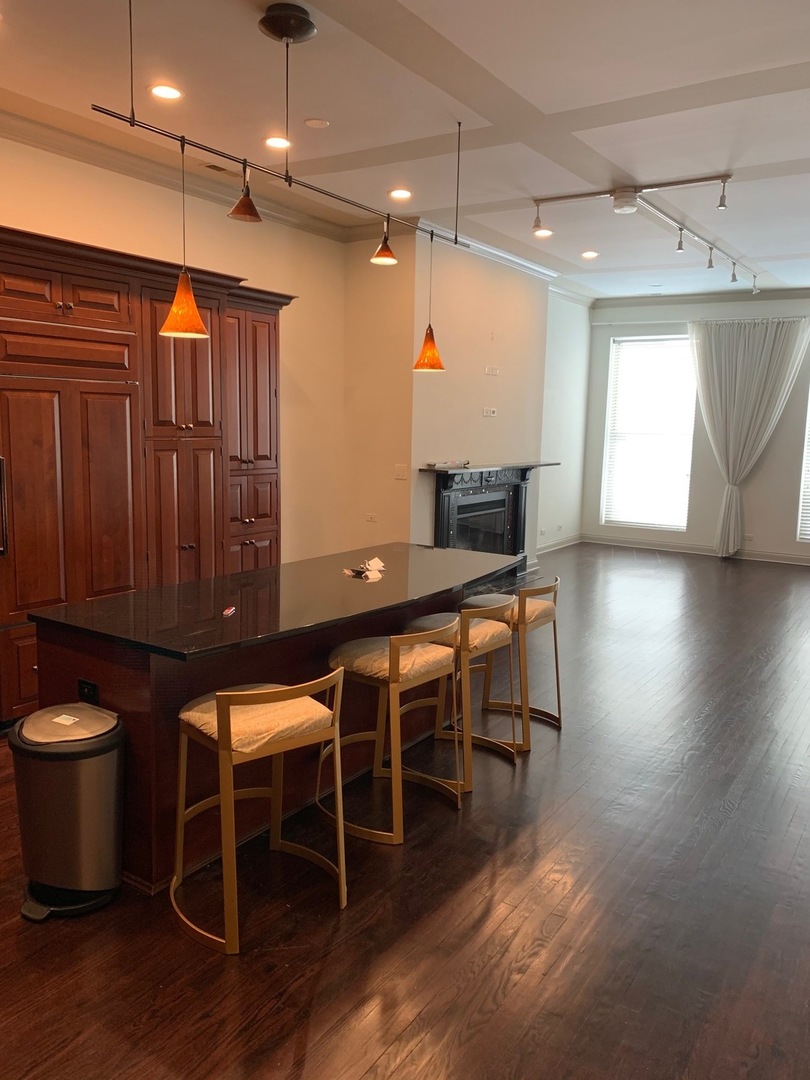 9 E Huron Street 1 Property Photo 3