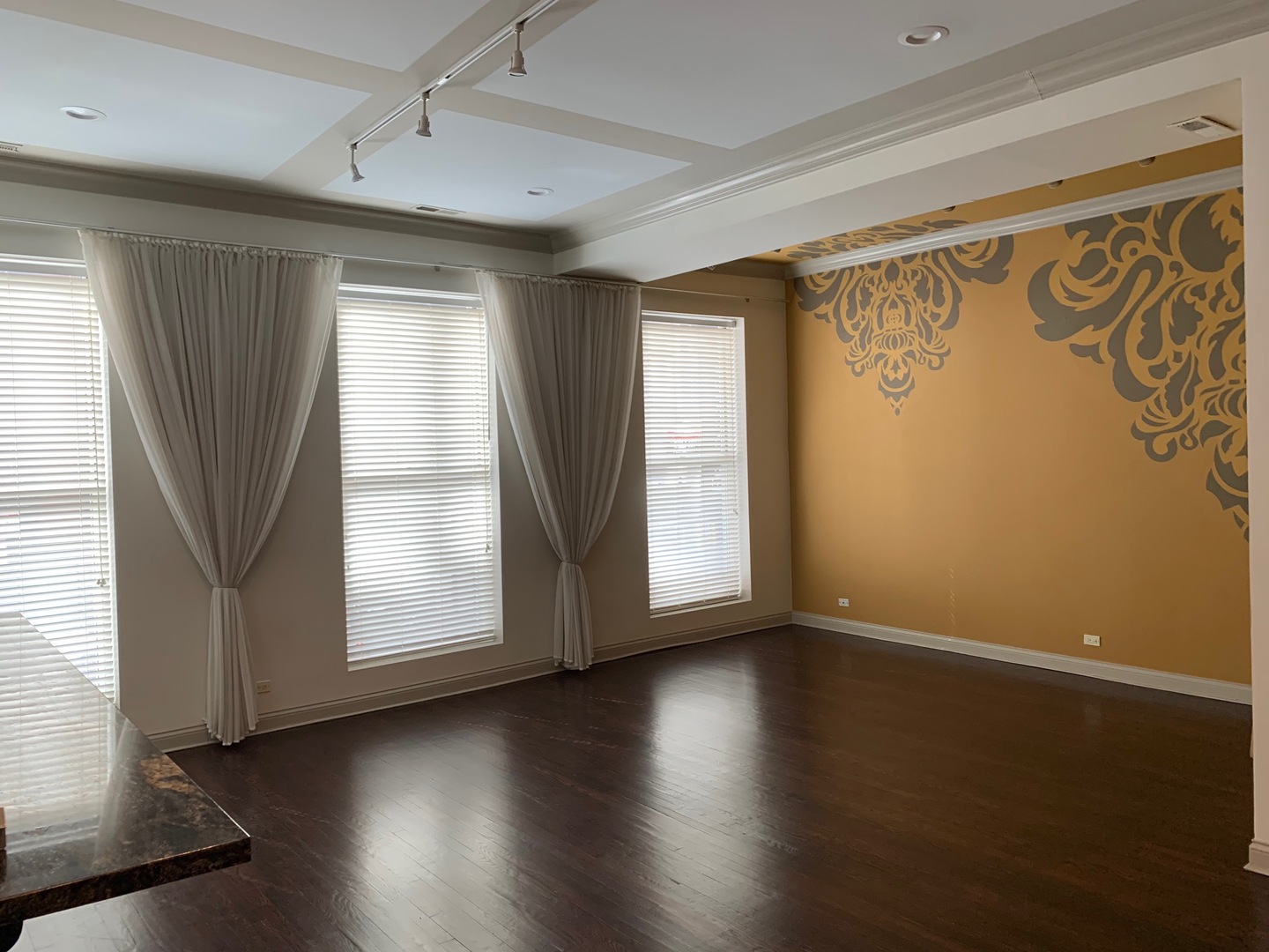 9 E Huron Street 1 Property Photo 4
