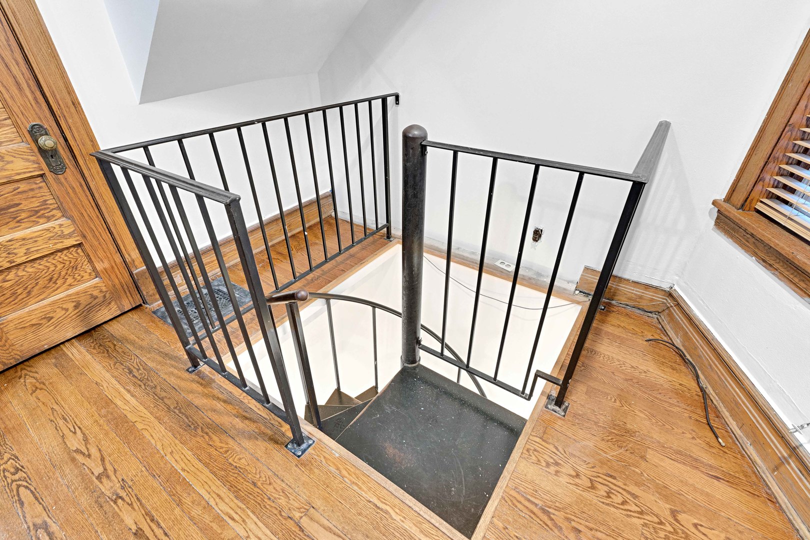 2439 N Seminary Avenue 1 Property Photo 8