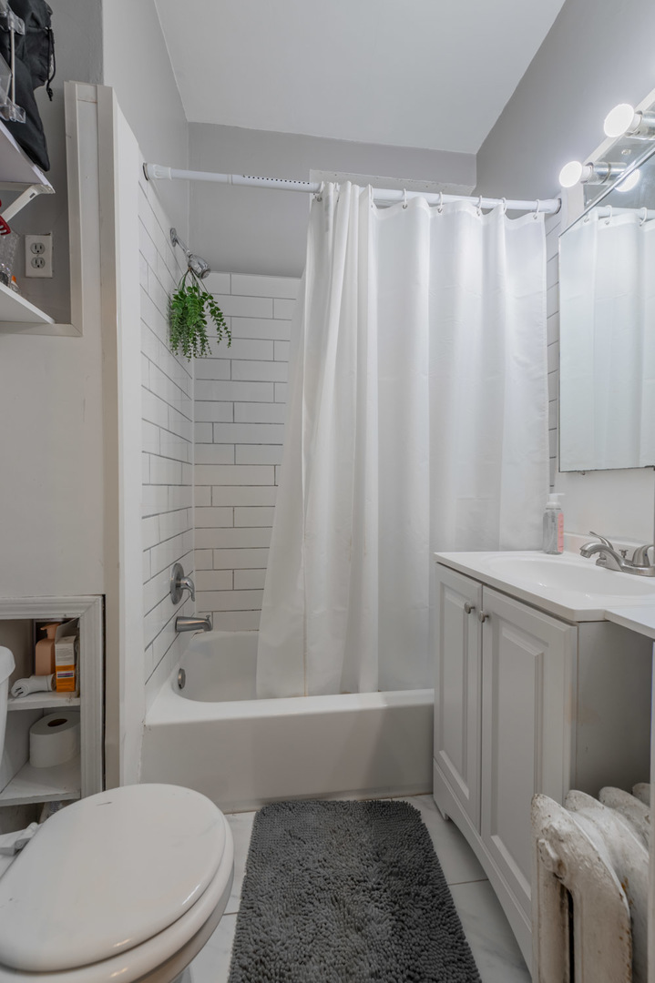 2730 N Pine Grove Avenue G Property Photo 11