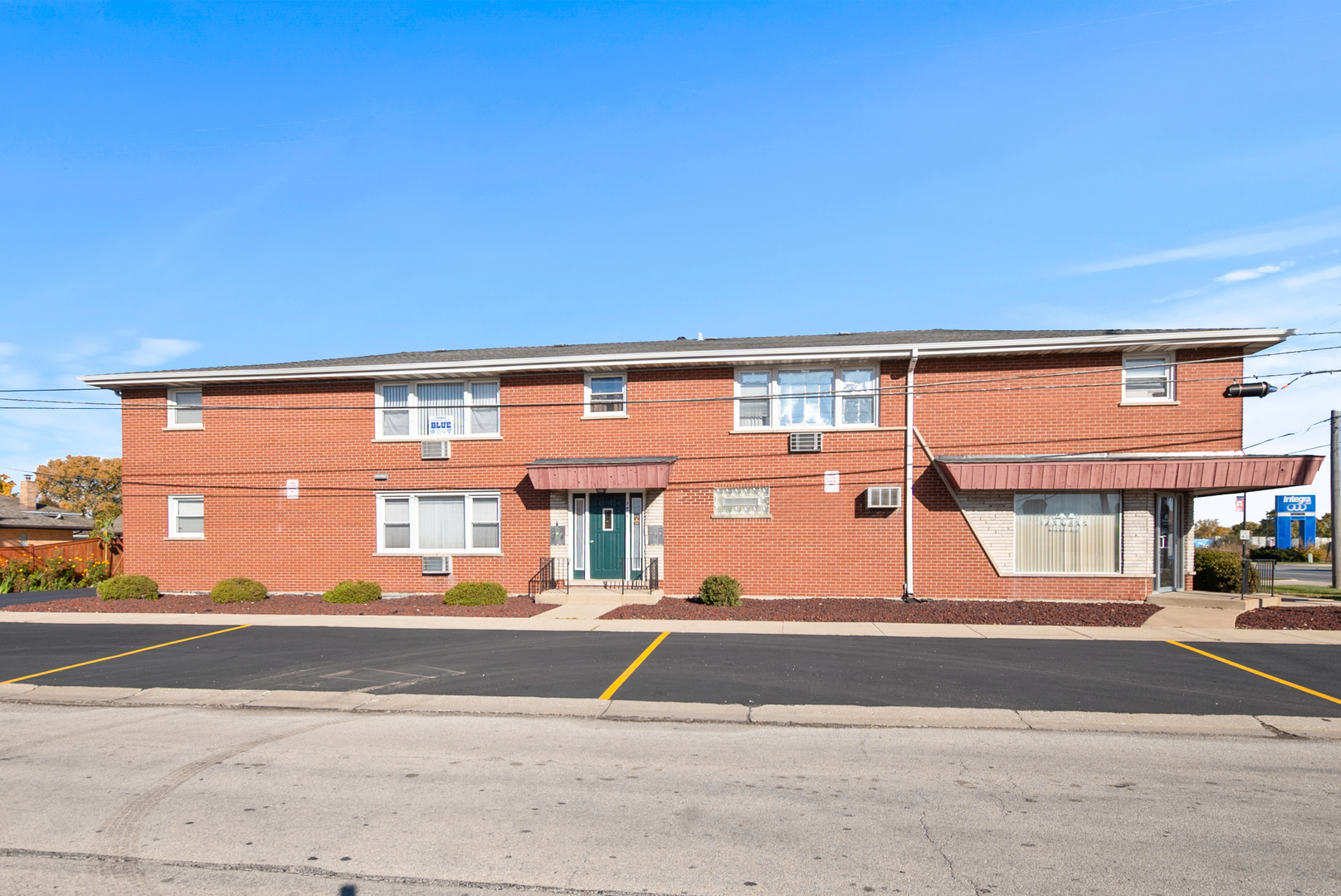 7654 S Harlem Avenue Property Photo 4