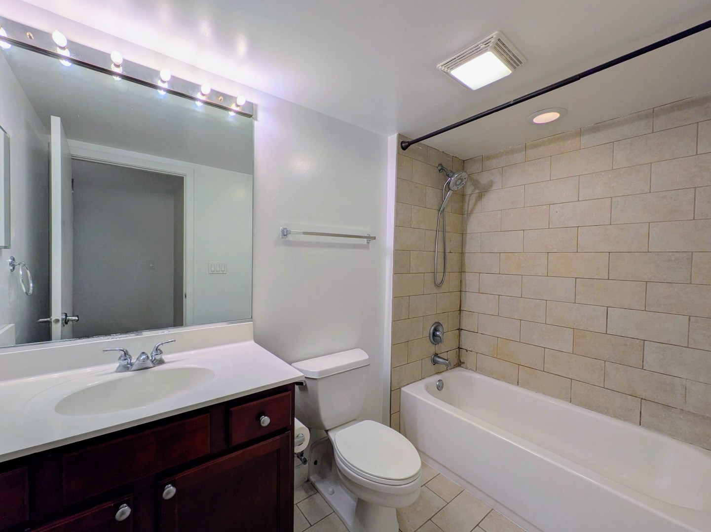 1033 W 14th Place 211 Property Photo 10