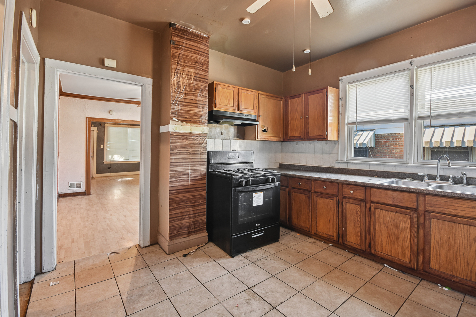 8918 S Woodlawn Avenue Property Photo 9