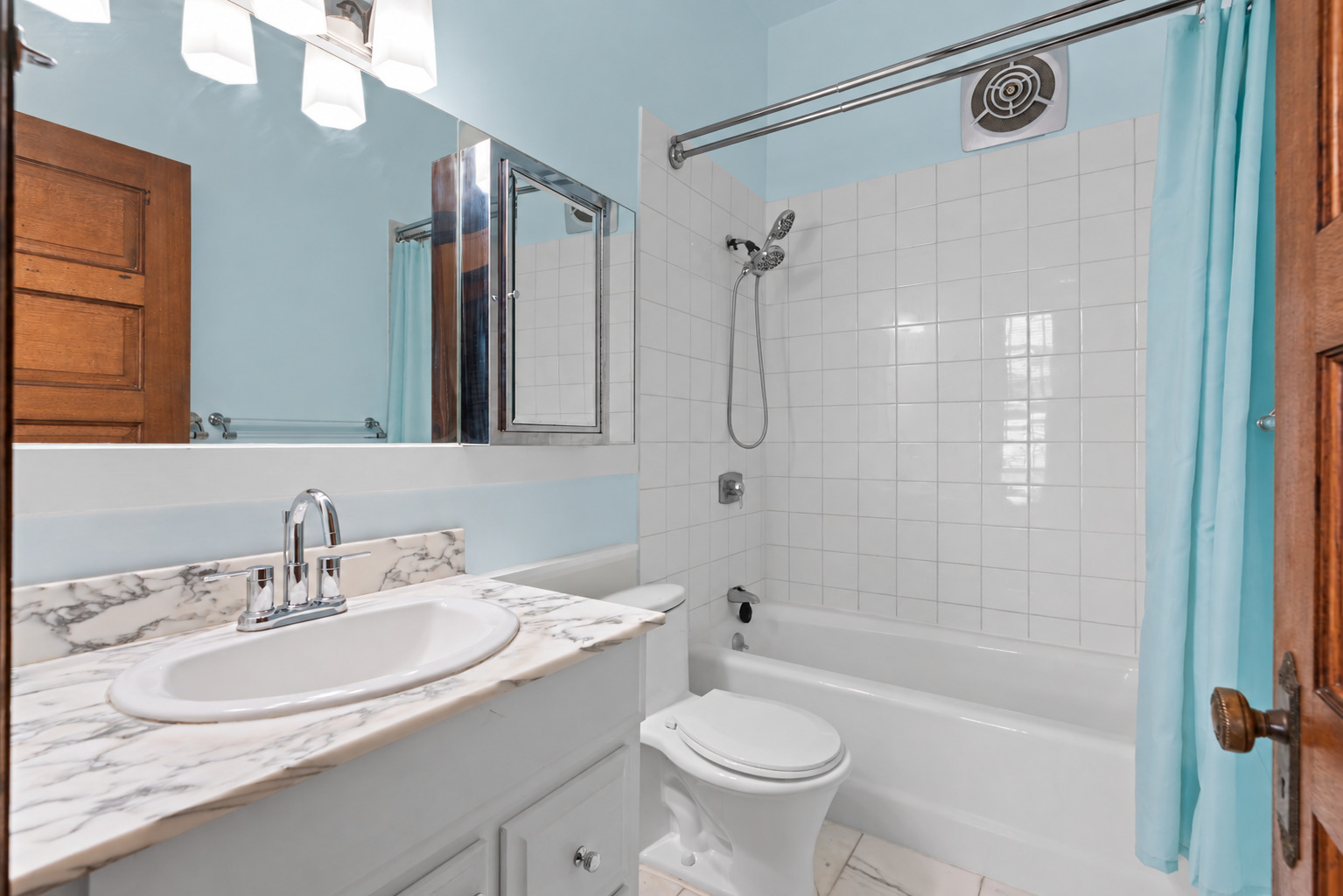 2800 N Pine Grove Avenue 8cd Property Photo 11
