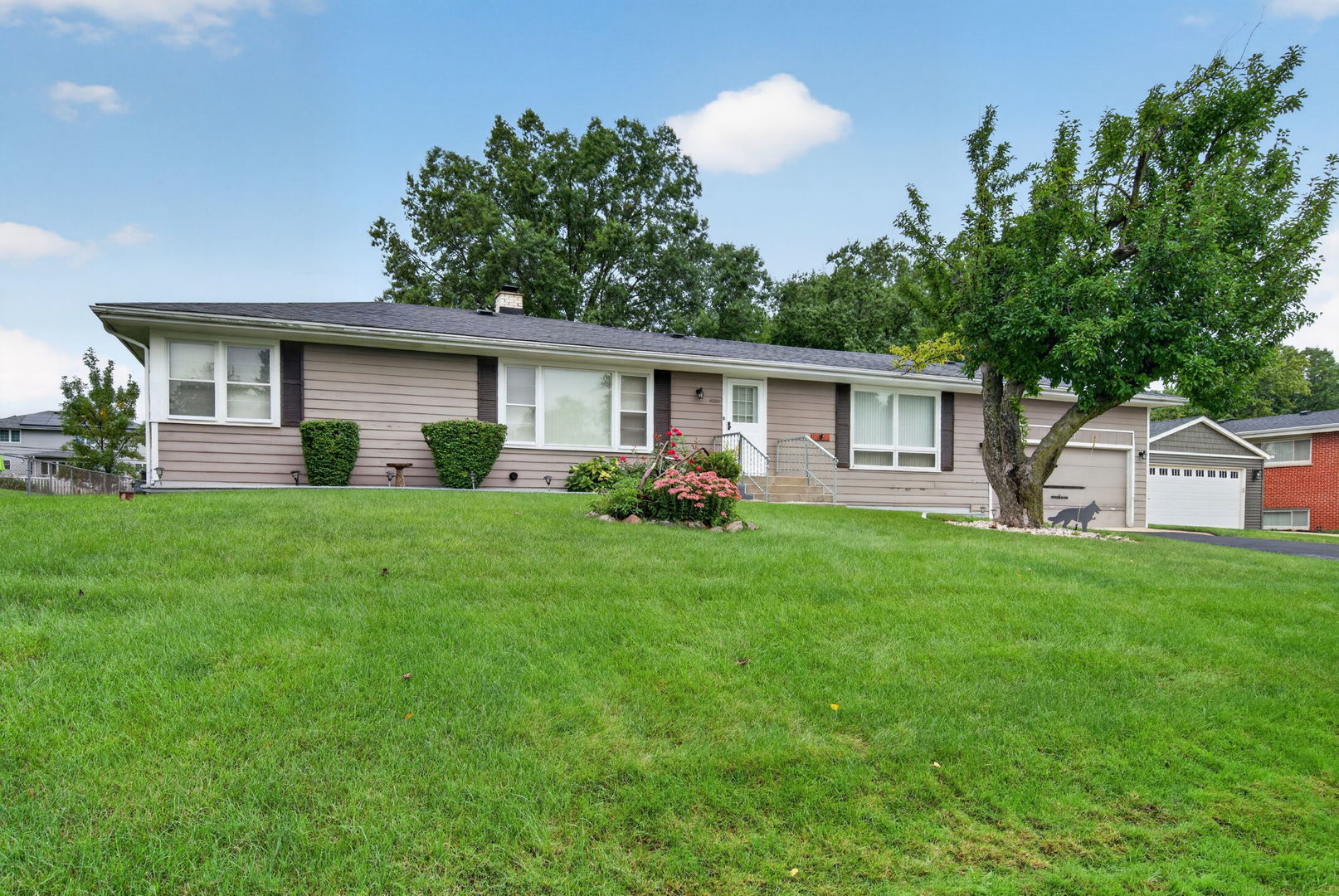 2N266 Prairie Avenue Property Photo 1