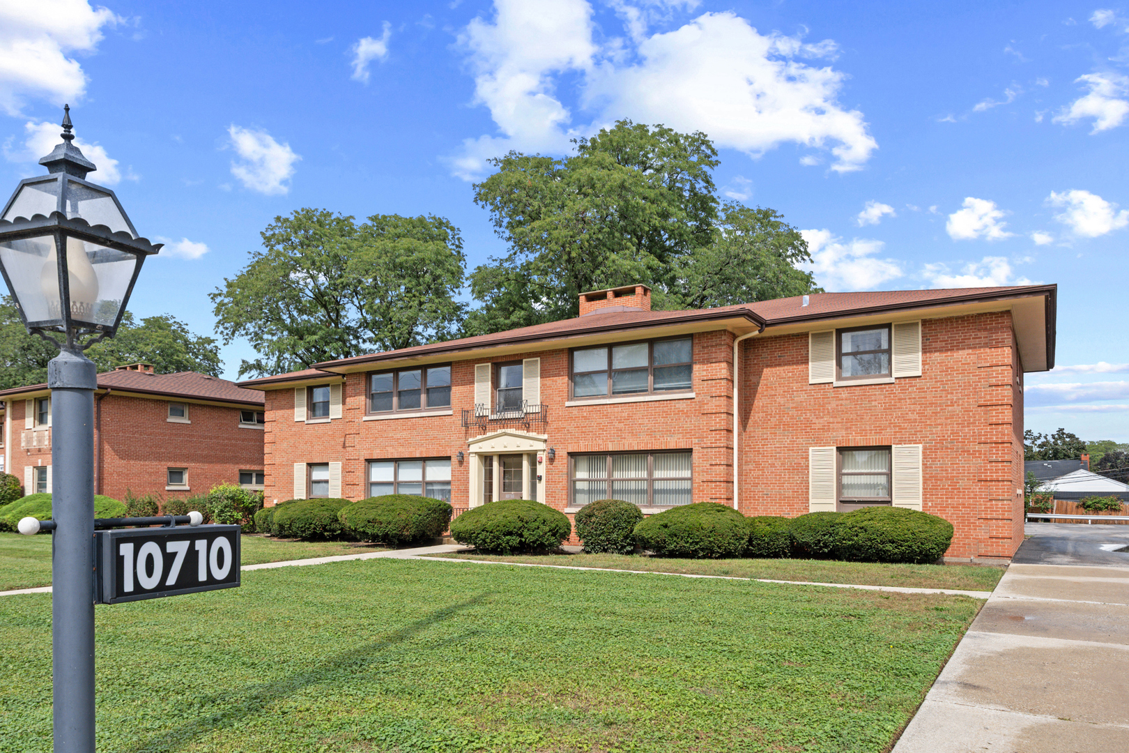 10710 W Cermak Road 2w Property Photo 1