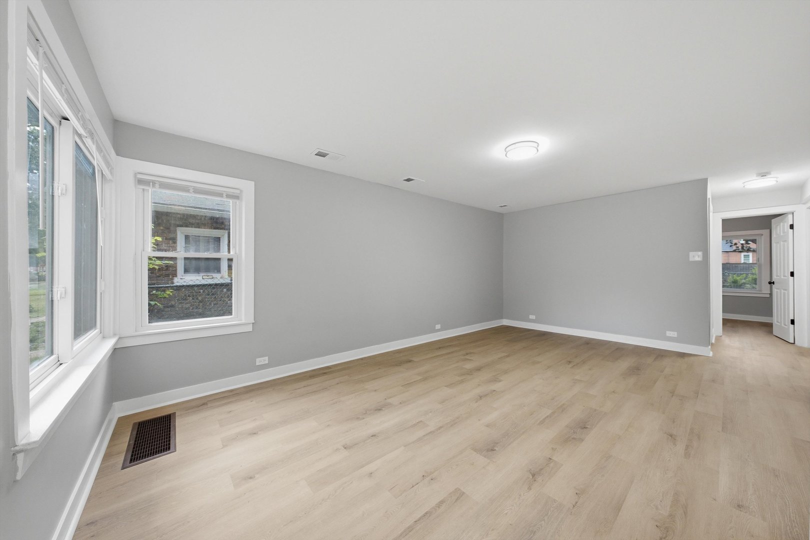 14828 Oak Street Property Photo 4
