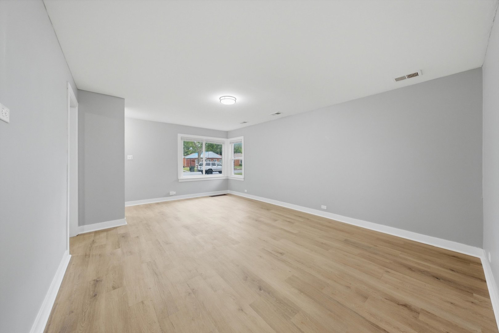14828 Oak Street Property Photo 6