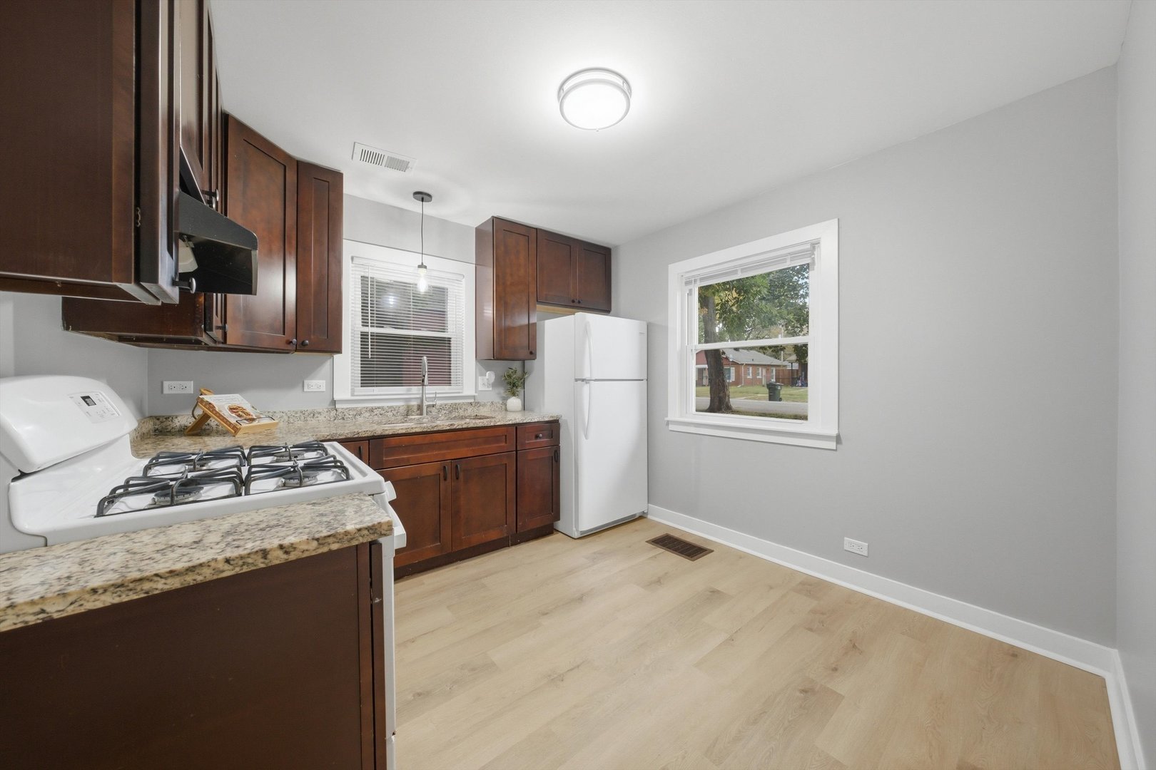 14828 Oak Street Property Photo 8