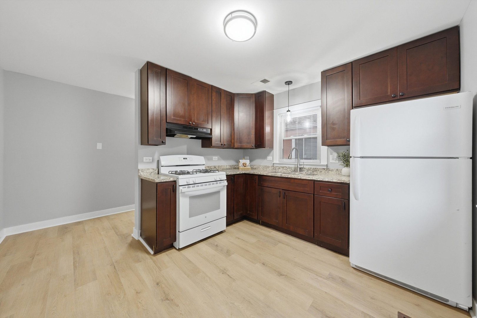 14828 Oak Street Property Photo 9
