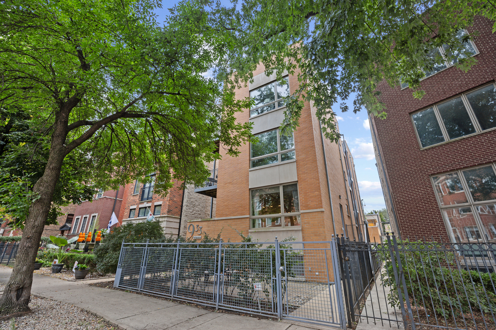 933 W George Street 1n Property Photo 1