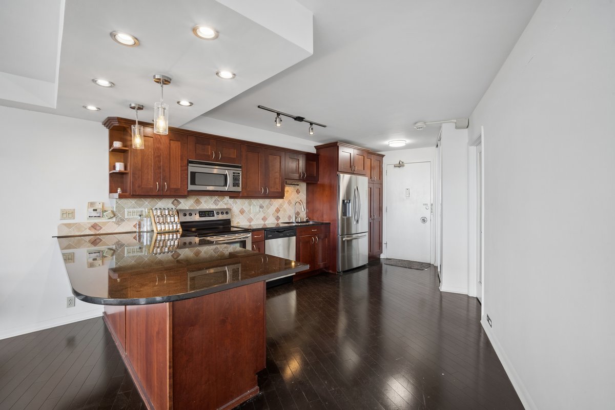 300 N State Street 5504 Property Photo 7