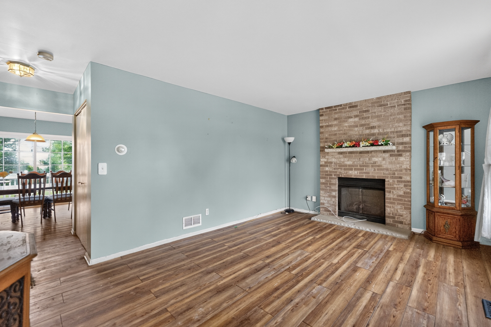 141 W Prairiefield Avenue Property Photo 3