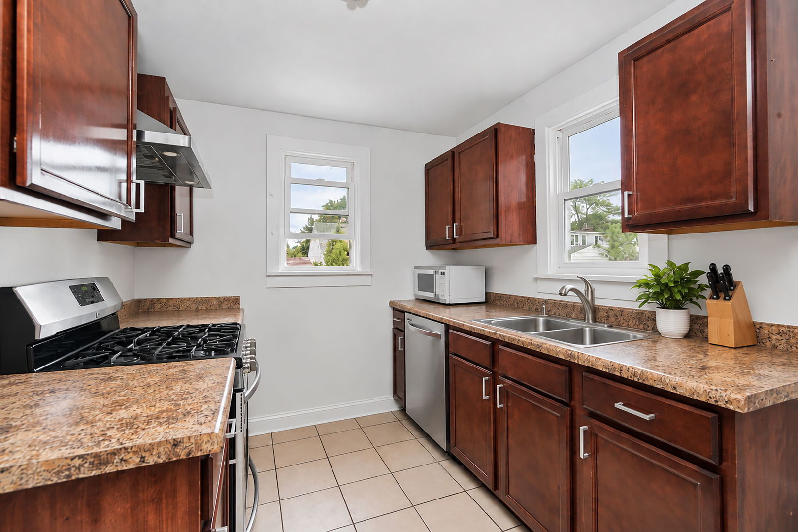 824 Allen Street Property Photo 7