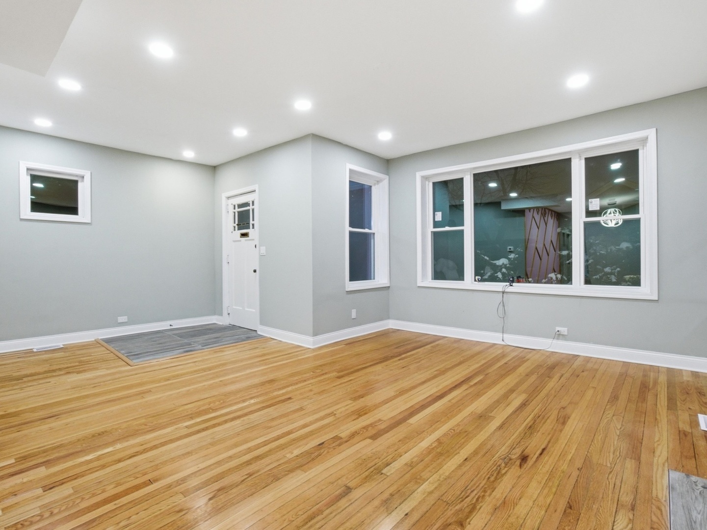 8011 S Dante Avenue Property Photo 3