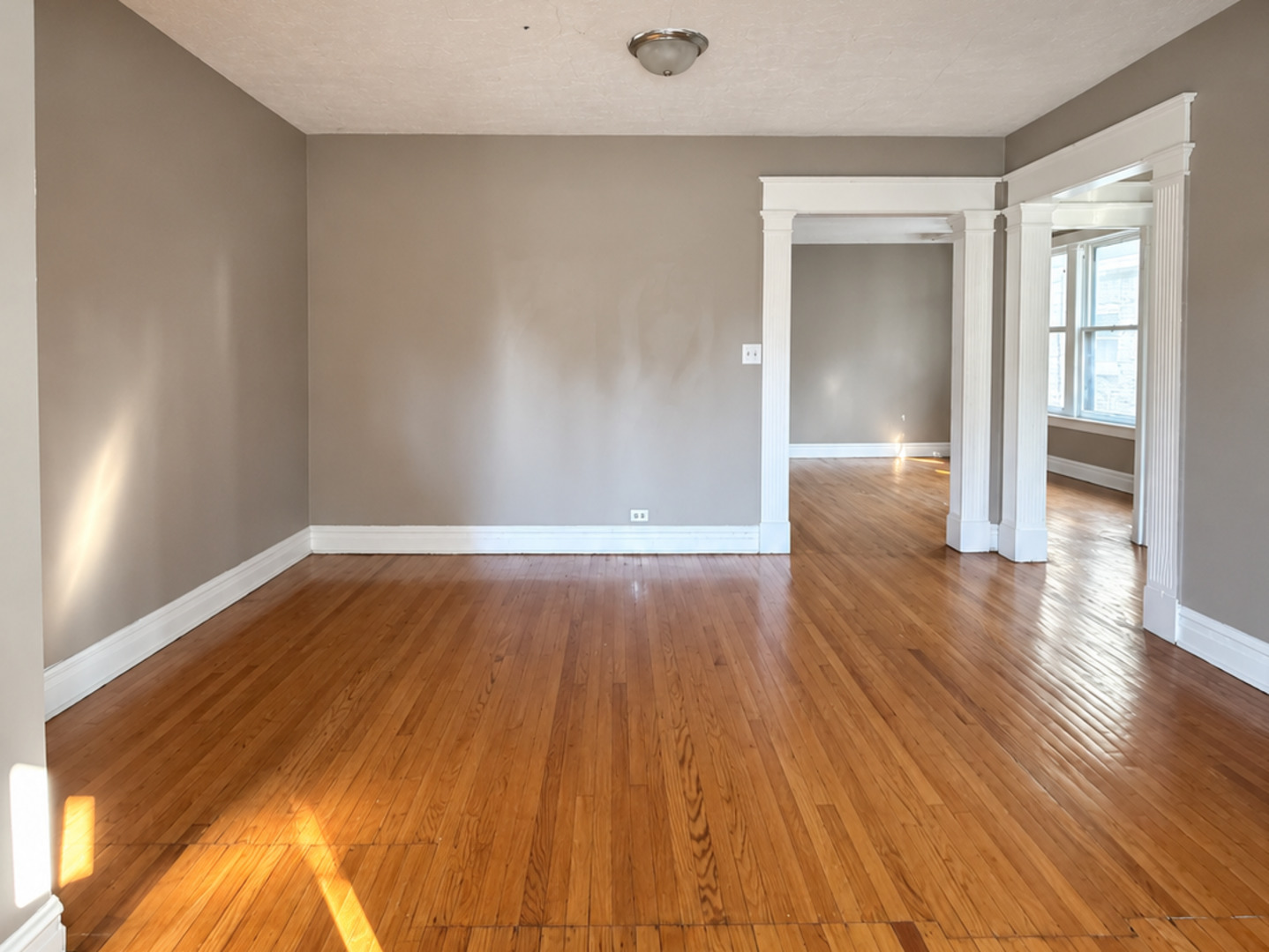 7637 S Eberhart Avenue Property Photo 2
