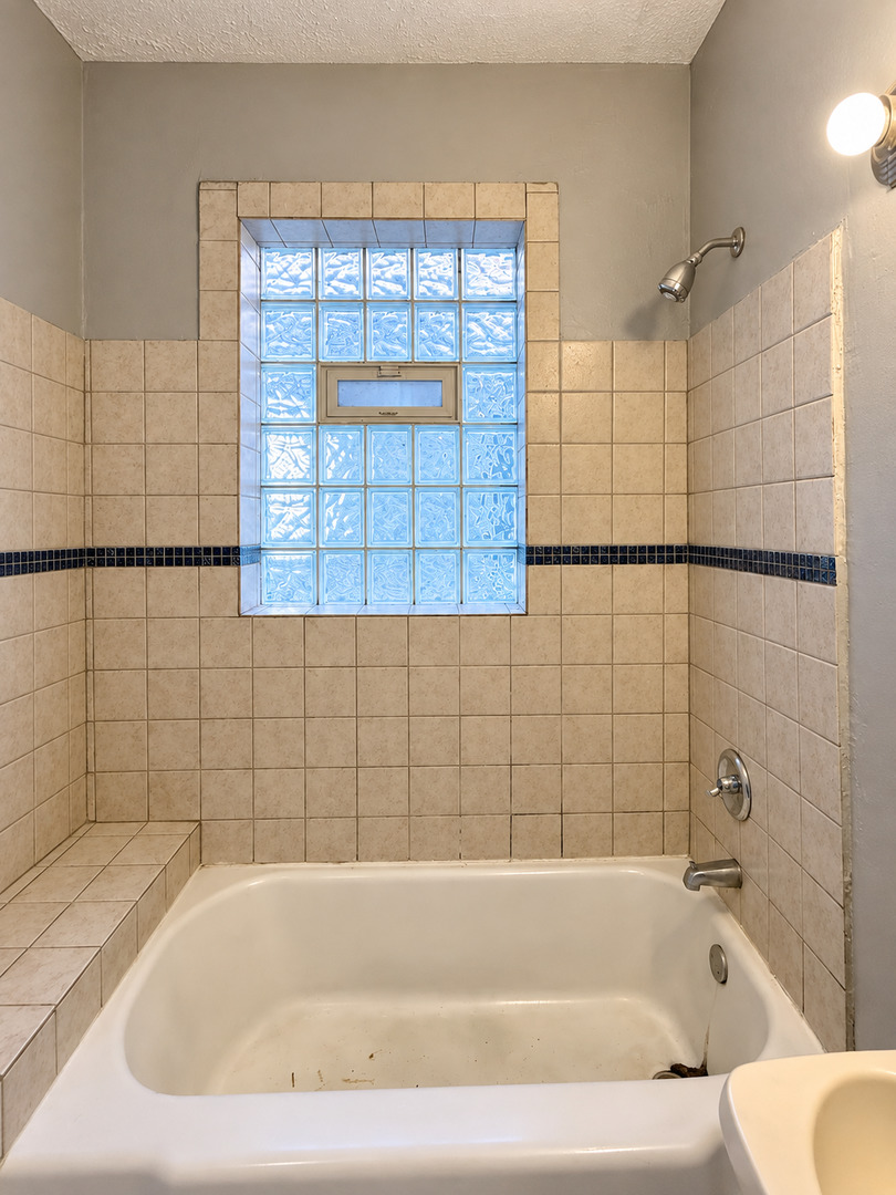 7637 S Eberhart Avenue Property Photo 6