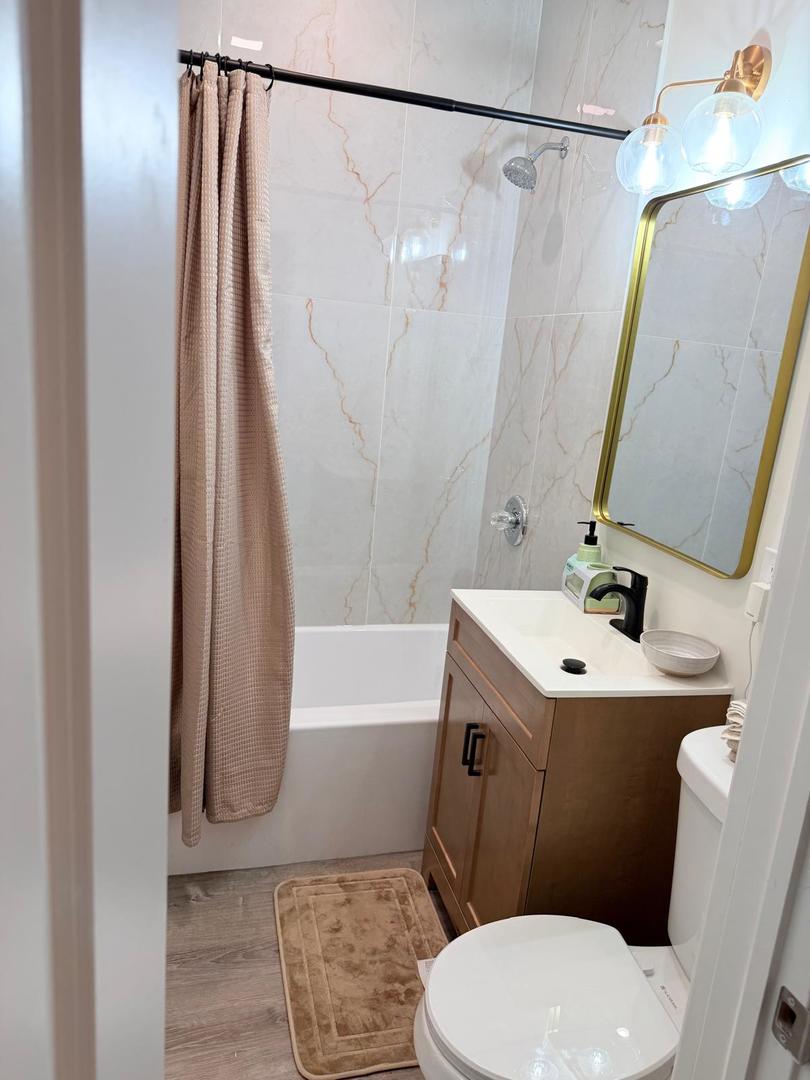6835 S Oakley Avenue Property Photo 7