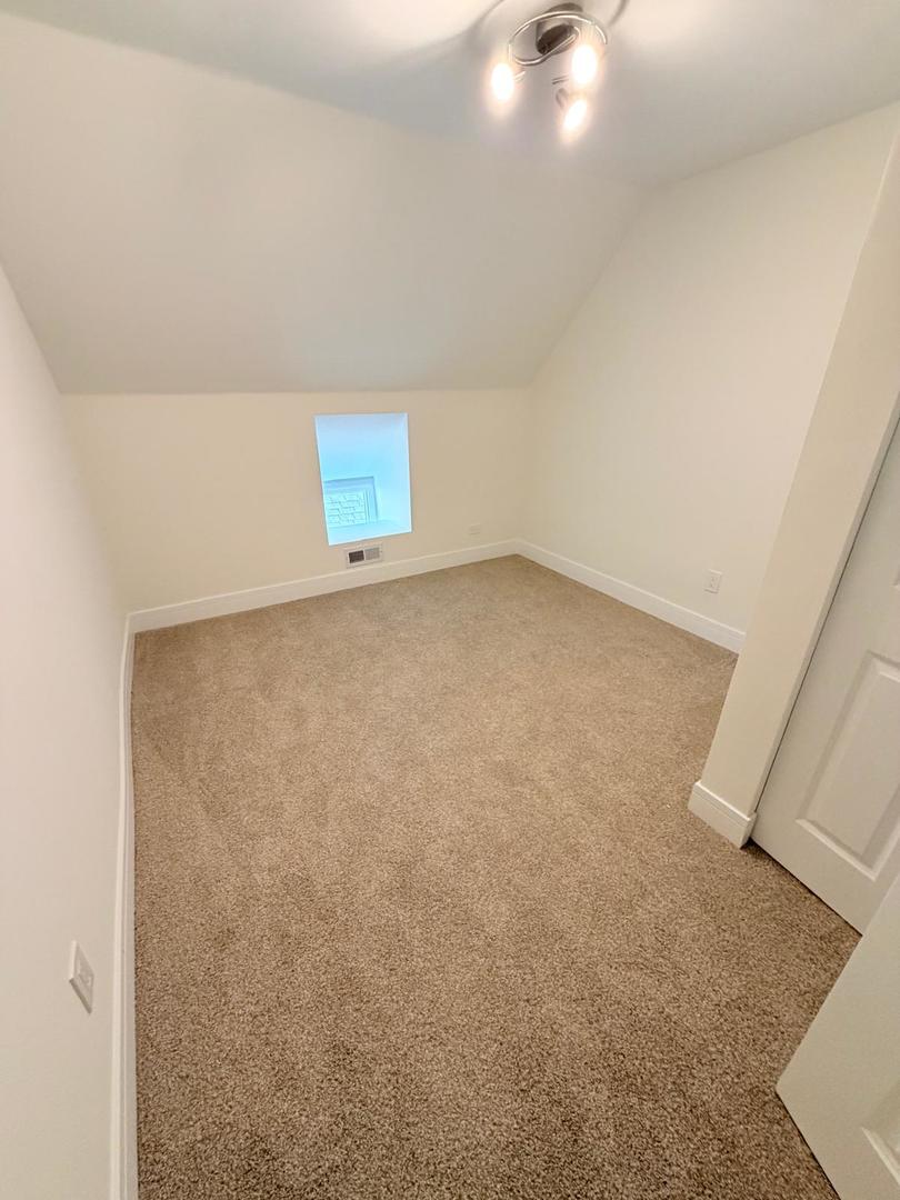 6835 S Oakley Avenue Property Photo 12
