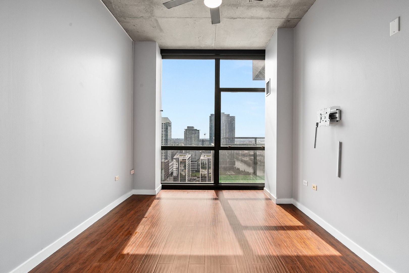 235 W Van Buren Street 2505 Property Photo 18