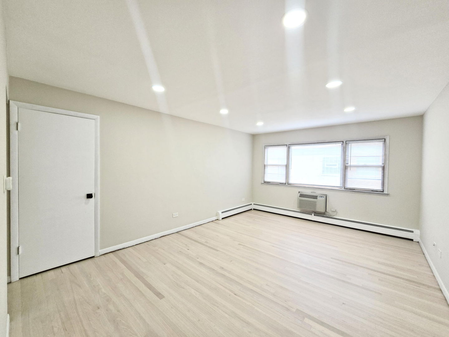 6747 N Olmsted Avenue 2b Property Photo 6
