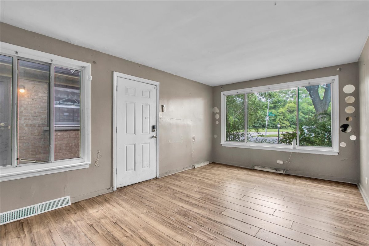 9302 S Rhodes Avenue Property Photo 2