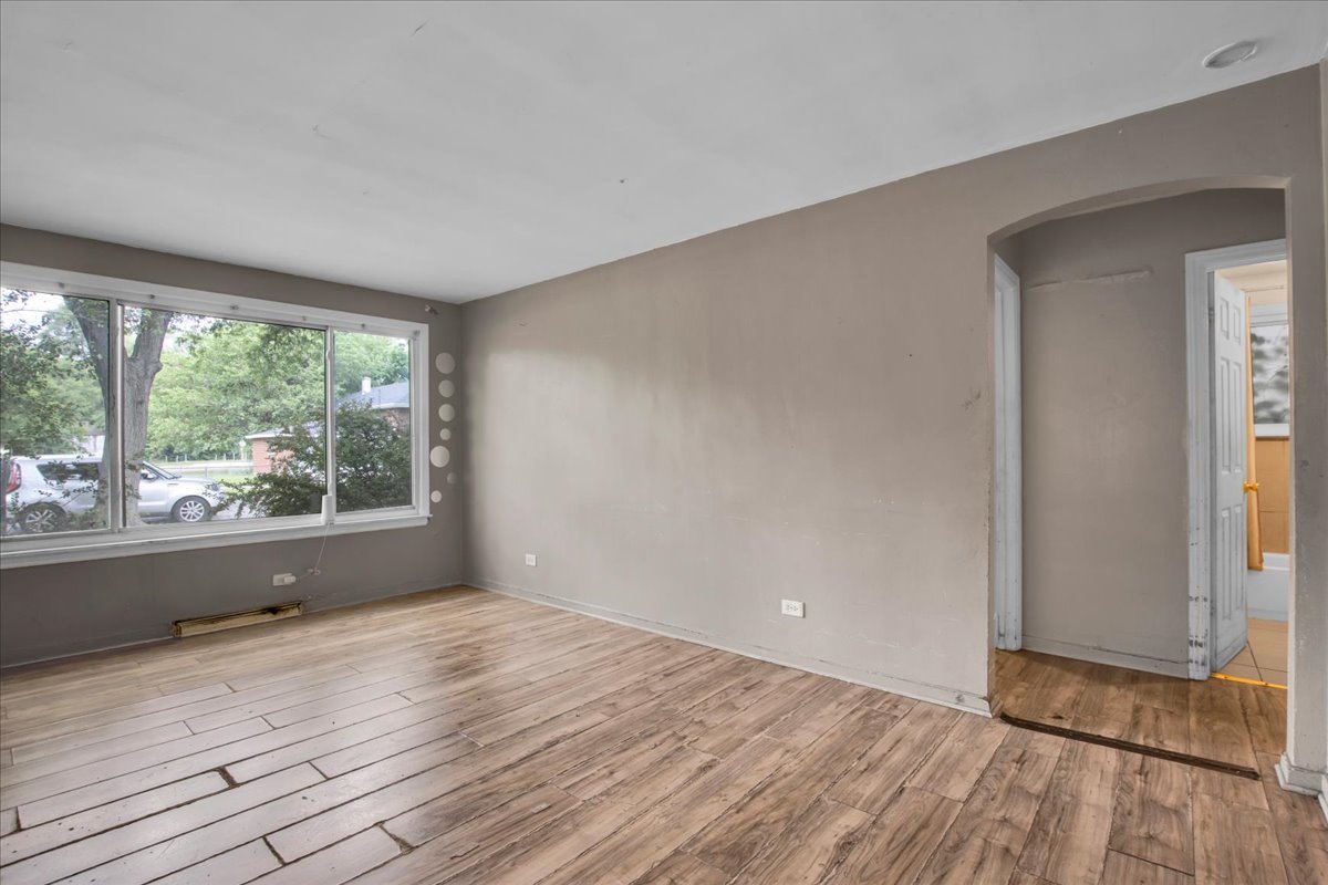 9302 S Rhodes Avenue Property Photo 3