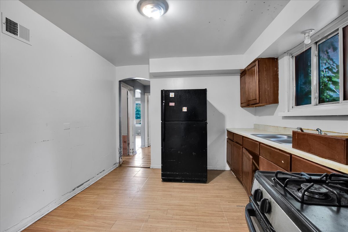 9302 S Rhodes Avenue Property Photo 4