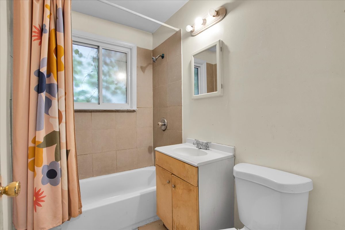 9302 S Rhodes Avenue Property Photo 7