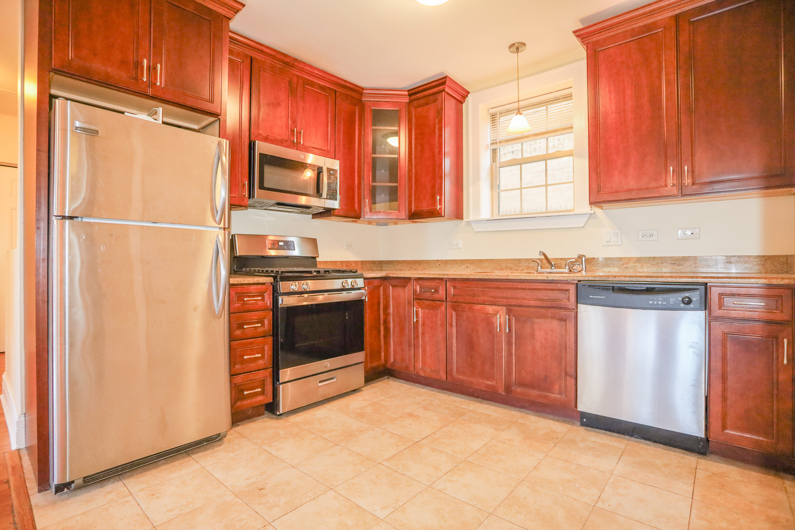2050 W Summerdale Avenue 1d Property Photo 2