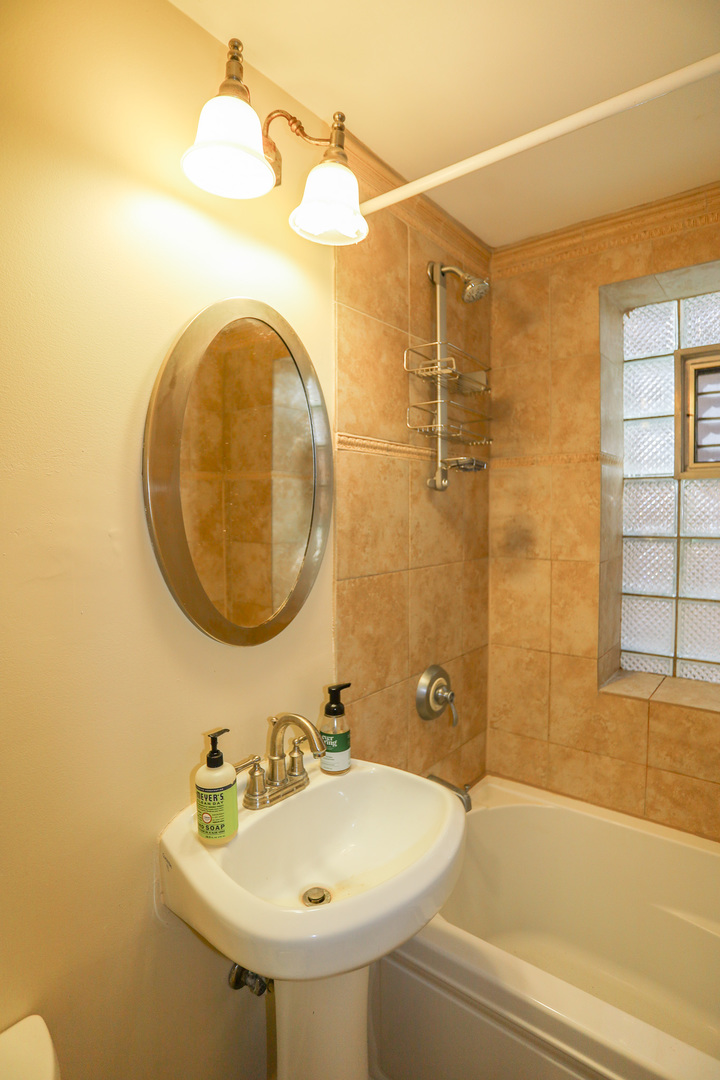 2050 W Summerdale Avenue 1d Property Photo 9