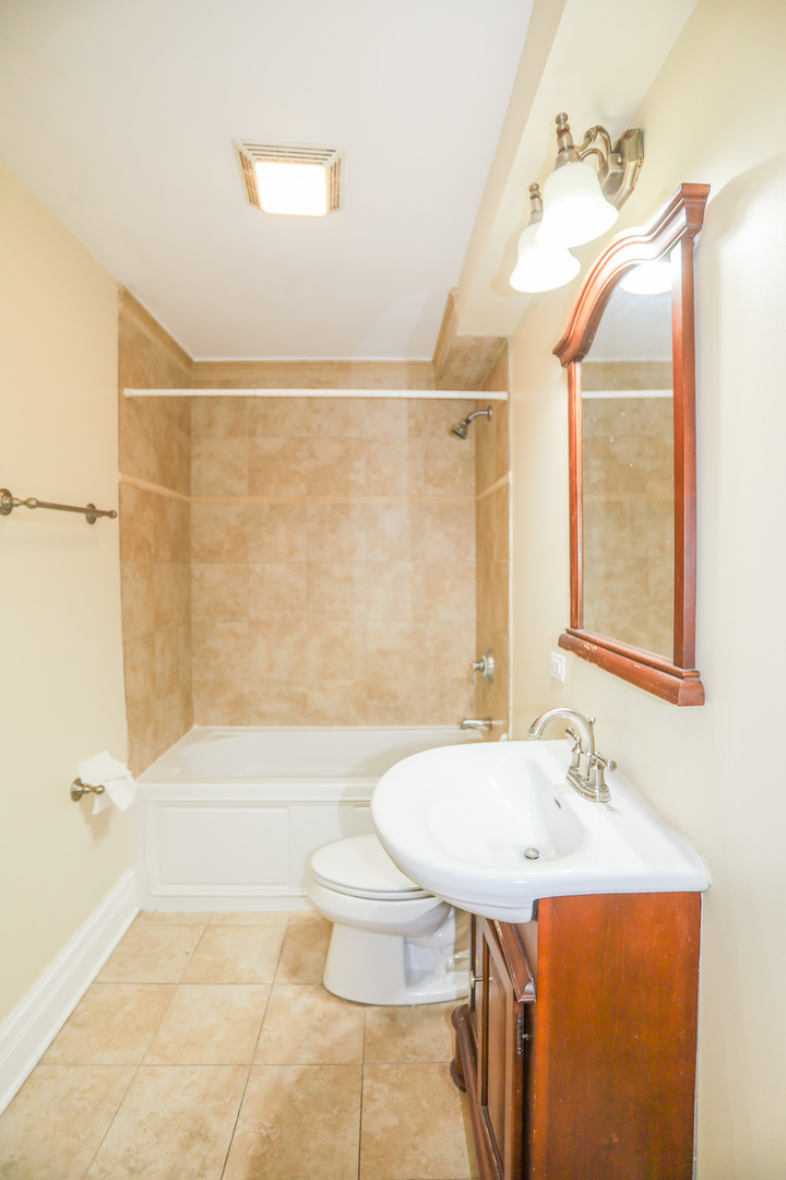 2050 W Summerdale Avenue 1d Property Photo 12