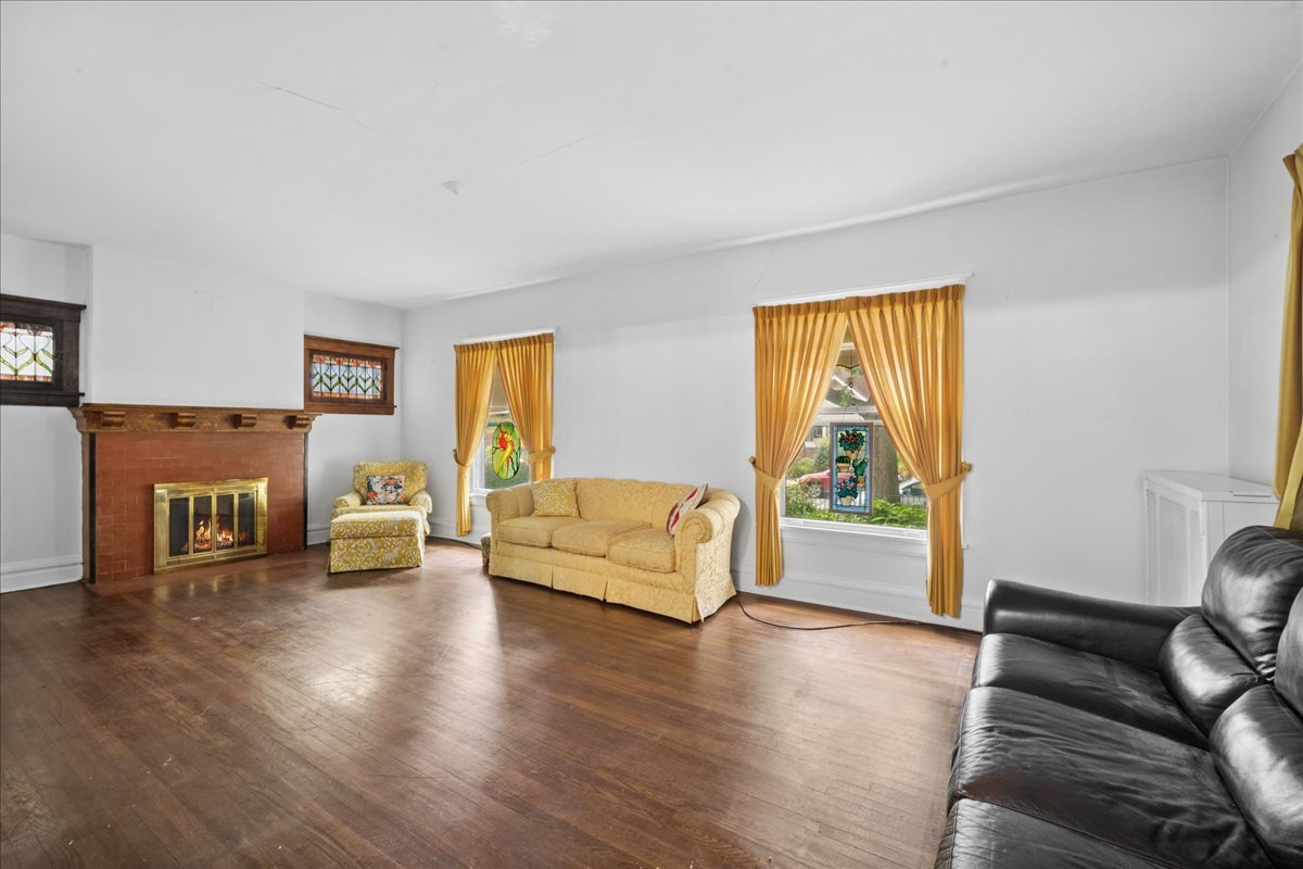 1616 W Jarvis Avenue Property Photo 3