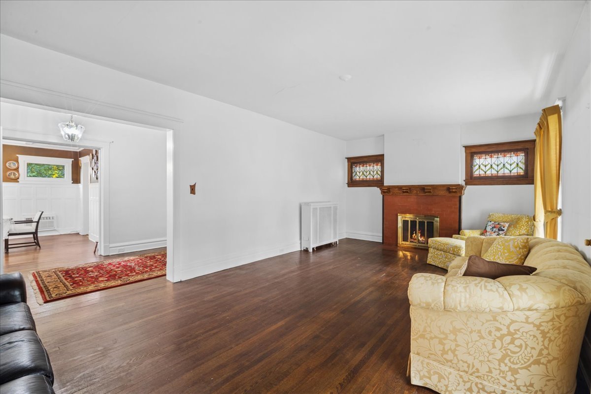 1616 W Jarvis Avenue Property Photo 4