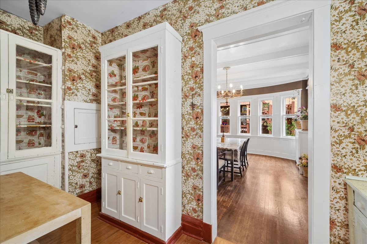 1616 W Jarvis Avenue Property Photo 8