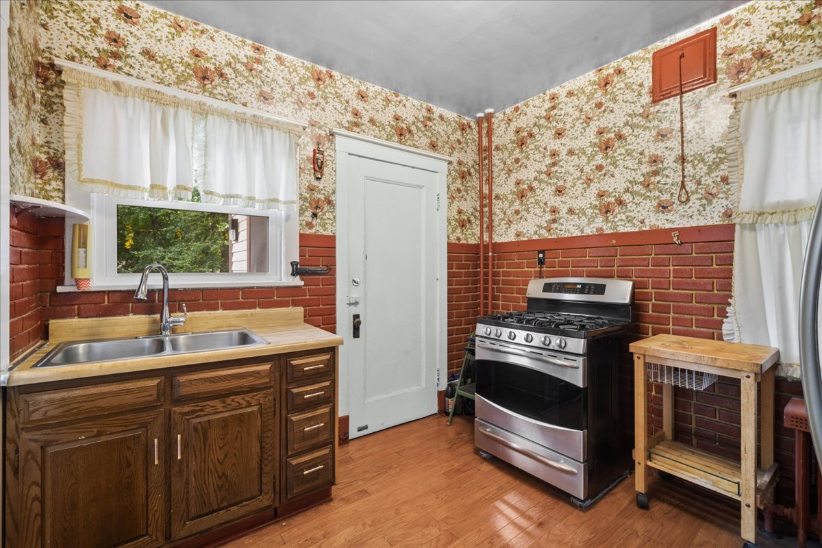 1616 W Jarvis Avenue Property Photo 9
