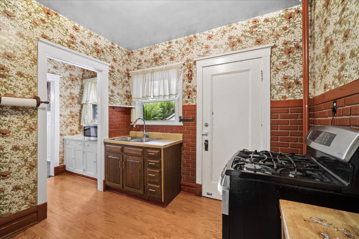 1616 W Jarvis Avenue Property Photo 10