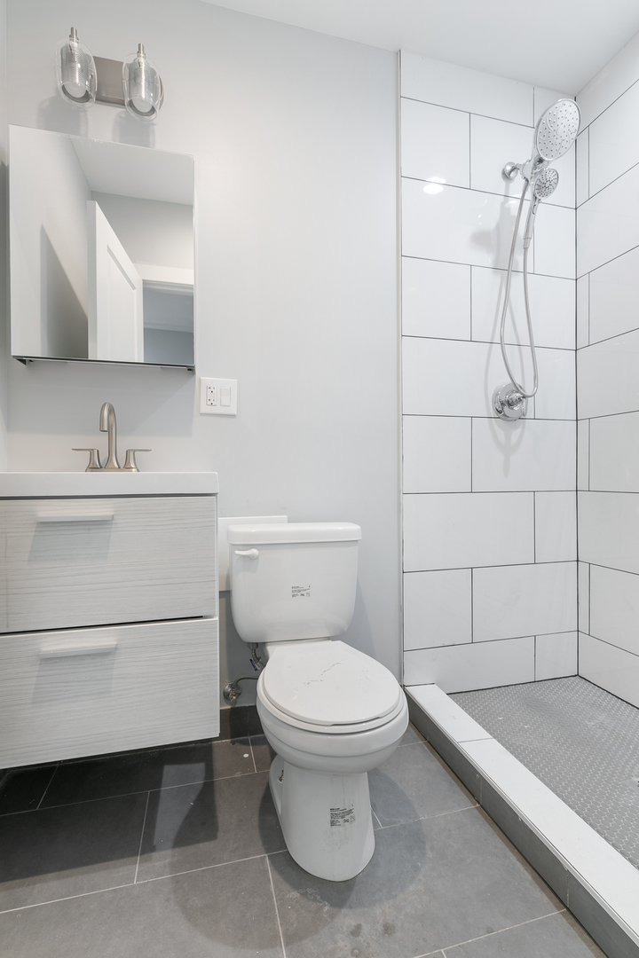 7626 N Eastlake Terrace G Property Photo 13