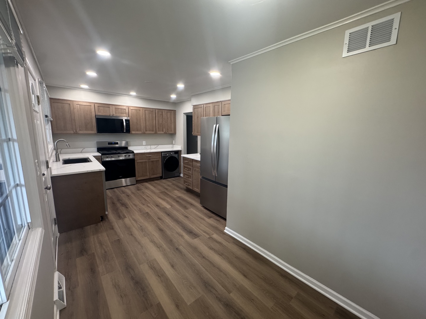 1421 N Wilke Road Property Photo 4
