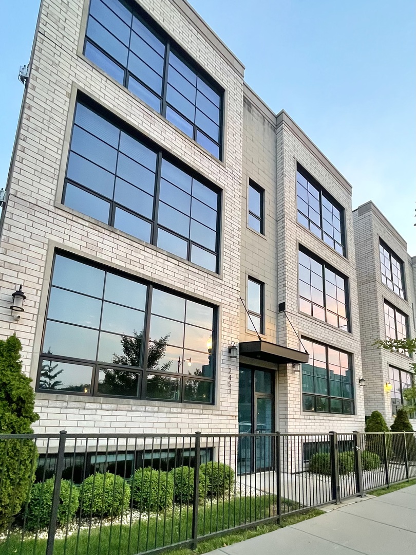 2453 W Irving Park Road 1e Property Photo 1